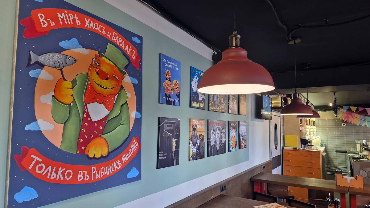 Стены барамузея украшают десятки картин Васи Ложкина. Благодаря уникальному стилю этого художника ни с кем не перепутаешь 