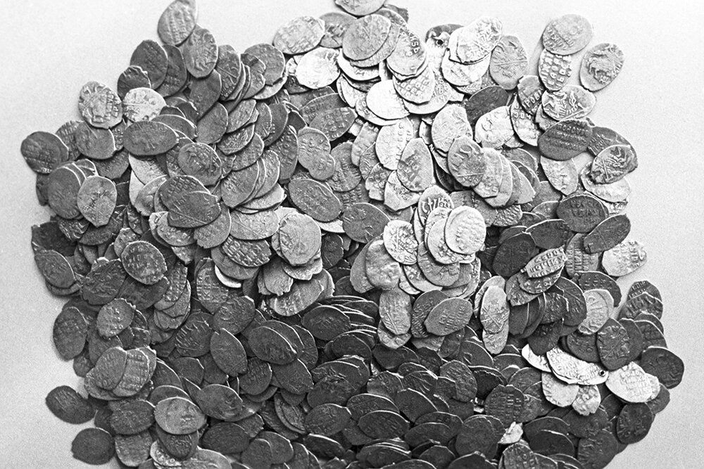    Русские серебряные монеты XVI-XVII веков, найденные в Рязанской области при постройке дома в селе Выползово. Государственный Эрмитаж в Ленинграде. Фото: РИА Новости/ Б.Манушин