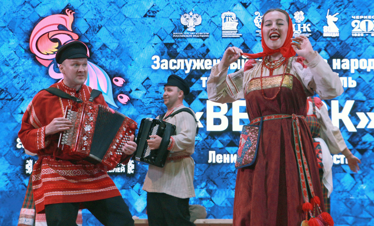 На фестивале «Традиции» выступает Заслуженный коллектив народного творчества - ансамбль «Вереск» Ленинградская область, город Выборг. Фото Евгения КРАТОВА.