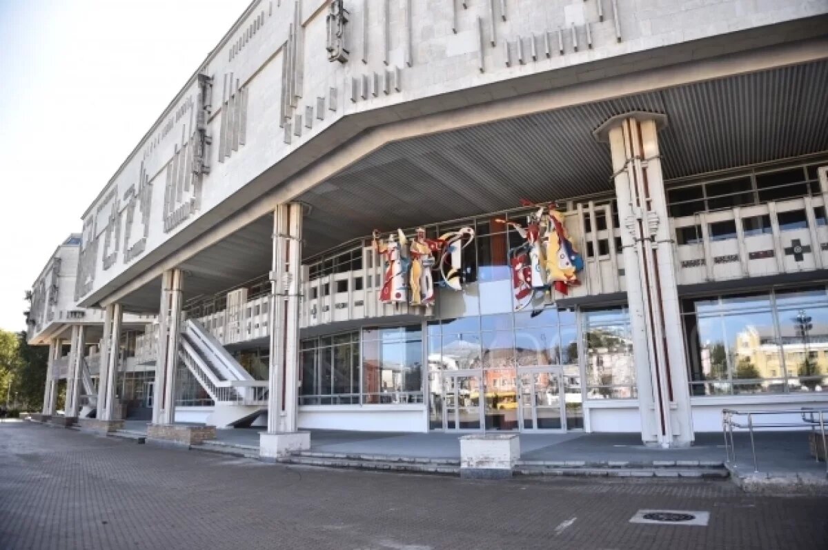    В Ярославле перенесли замену детской площадки у ТЮЗа