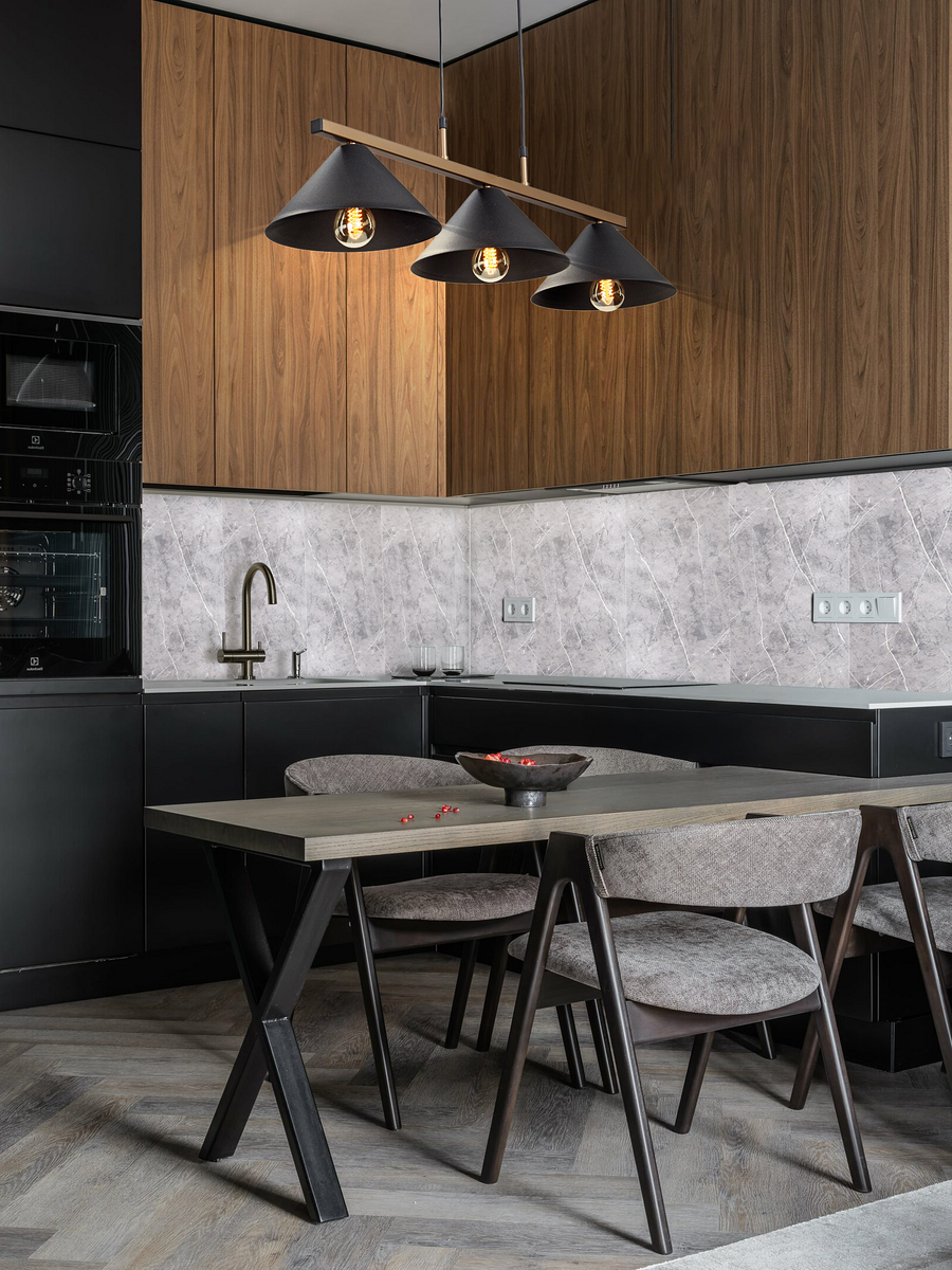 Пример интеграции в интерьер подвесного светильника с локальным светом. Фартук кухонного гарнитура - гибкие стеновые панели VEROL. Артикул на WB: 344106663.