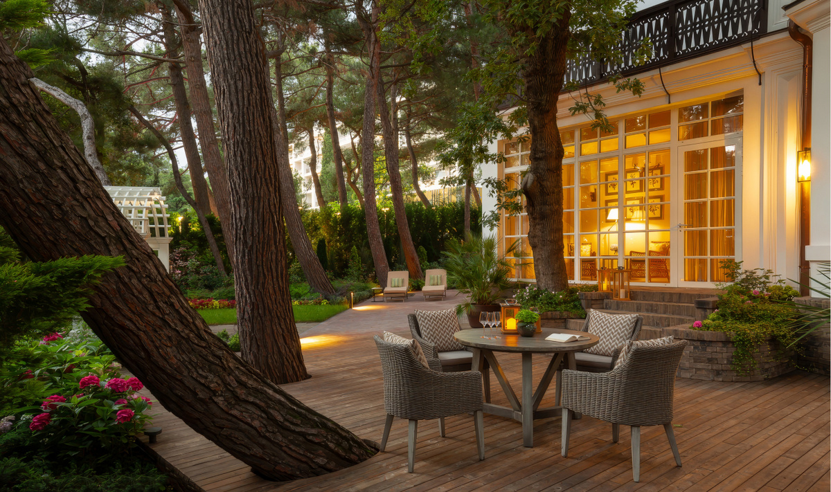 Гостей ждут шесть корпусов с номерами от стандартов до люксов — с видом на горы или море, оформленные в элегантном современном стиле.