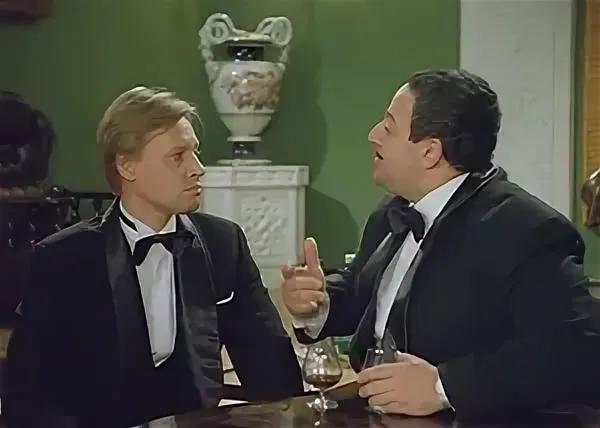 -Какой такой артист? Все хотят его увидеть, но пока никто не видел.