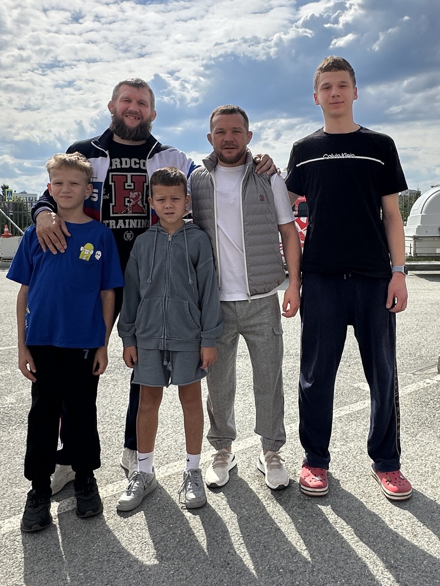 Я с сыновьями и Пётр Ян со своим старшим сыном.