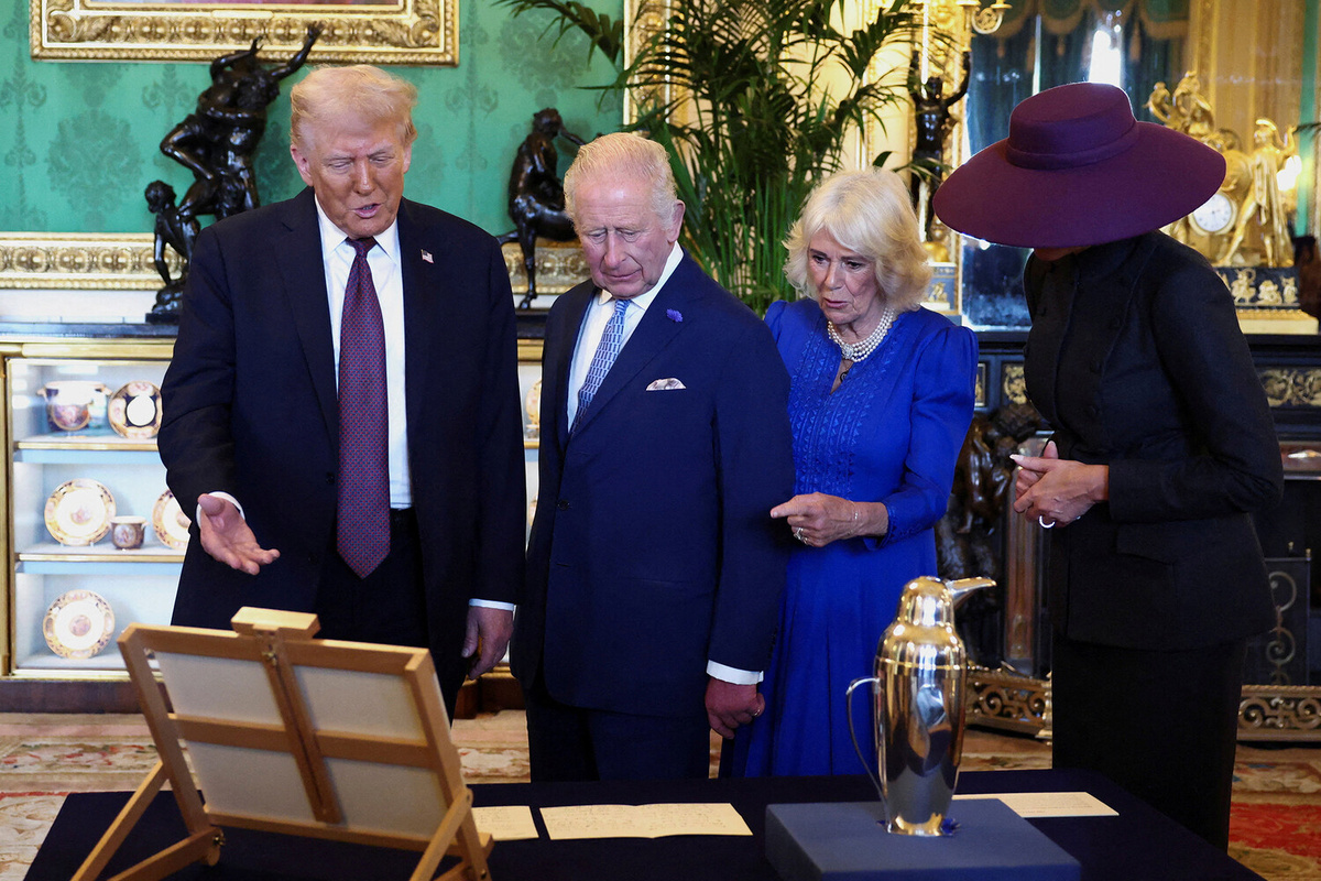 Президент США Дональд Трамп вместе с королем Великобритании Чарльзом, королевой Камиллой и первой леди США Меланией Трамп осматривают Королевскую коллекцию в Виндзорском замке во время государственного визита Трампа в Виндзор, Великобритания, 17 сентября 2025 года. ©Kevin Lamarque/Reuters