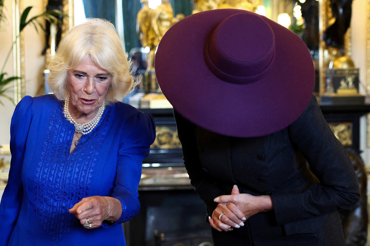 Королева Камилла и первая леди Мелания Трамп беседуют в Зеленой гостиной Виндзорского замка во время государственного визита президента США в Великобританию, 17 сентября 2025 года. ©Kevin Lamarque/Reuters 