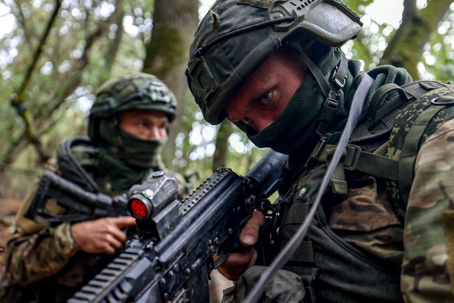 Военнослужащие разведывательного подразделения группировки войск "Днепр" во время подготовки к выполнению боевой задачи на островах в дельте реки Днепр - Фото: Алексей Коновалов/ТАСС