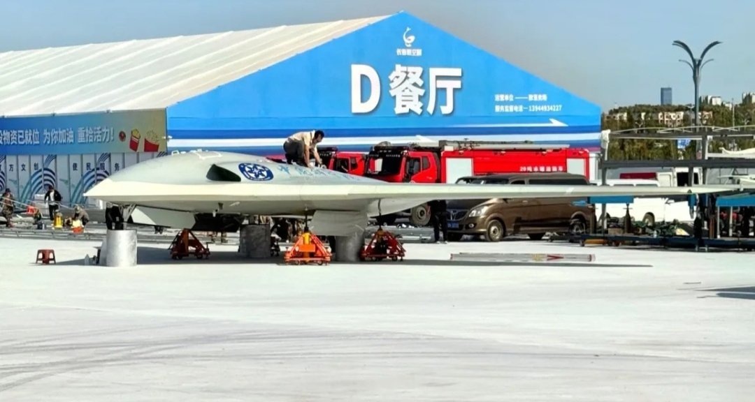    Новый китайский дрон «летающее крыло» с двумя двигателями заметили в Чанччуне