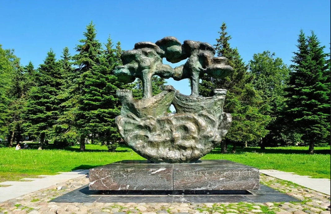    Памятник в Великом Новгороде, символизирующий ганзейские торговые корабли. Ганзейская контора — «Немецкий двор» — существовала в Новгороде в XIV-XV веках / © Пресс-служба НовГУ