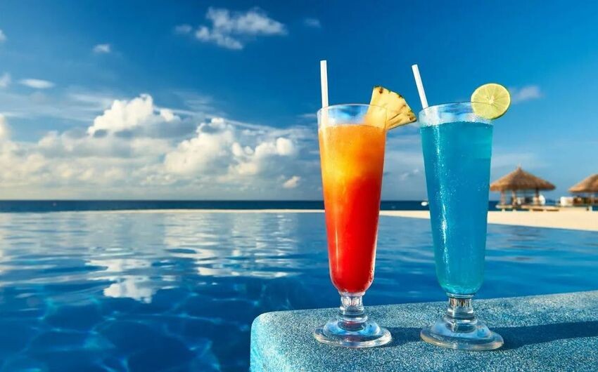 
Коктейль у бассейна