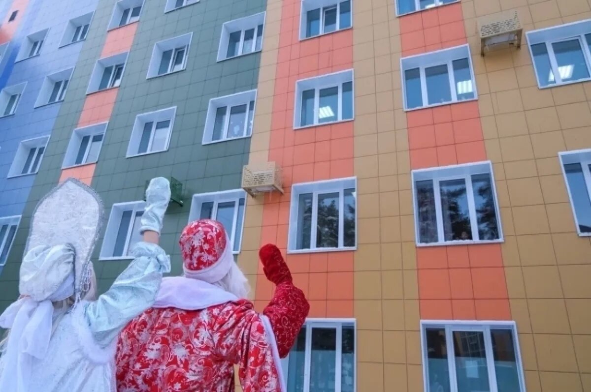    Поздравлять малышей в больницах - семейная традиция.