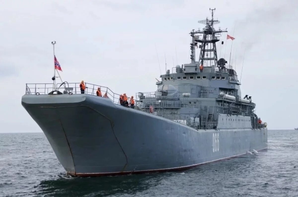    Отряд военных кораблей ТОФ встретили в порту Корсакова.