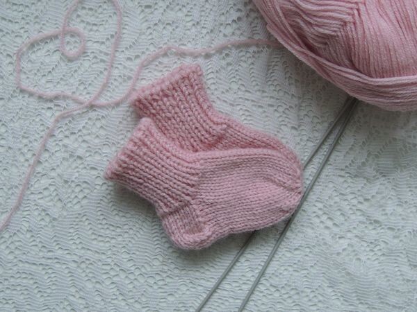 Воспользовалась фотографией найденной в сети, т.к. в данный момент не оказалось под руками детских носков.