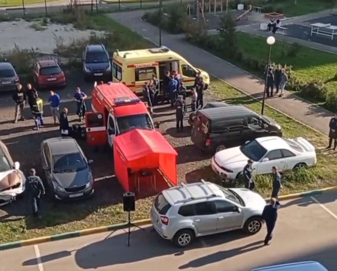    На улице Украинской собрались спасатели и специализированные машины