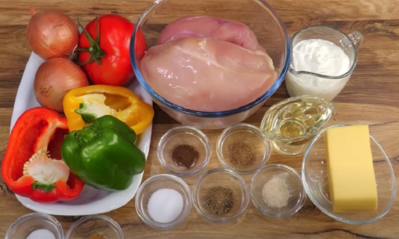 Куриная грудка под овощной шапкой: сочный ужин с ароматом праздника