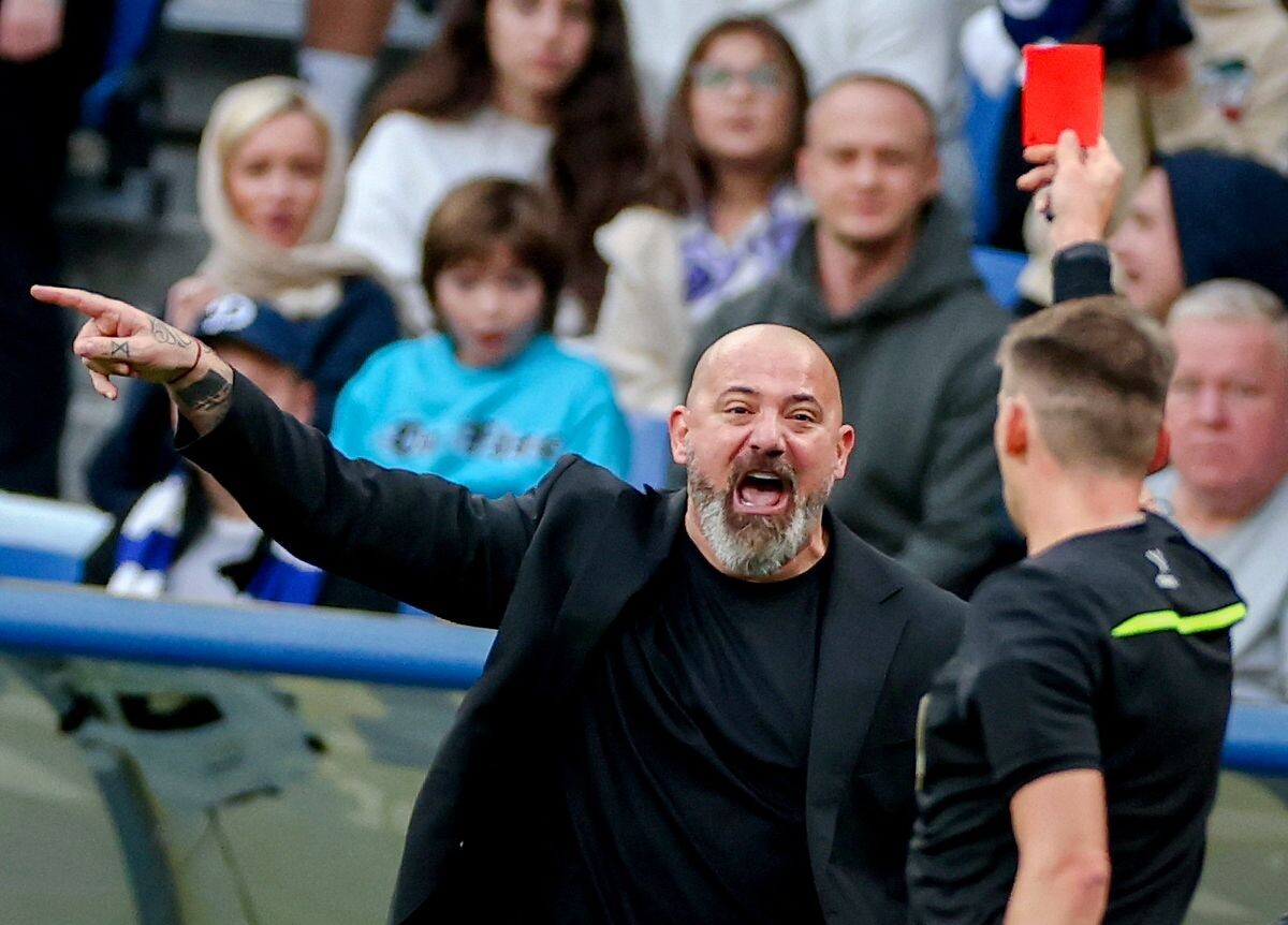 Арбитр Егор Егоров удаляет главного тренера "Спартака" Деяна Станковича. Фото из интернета.