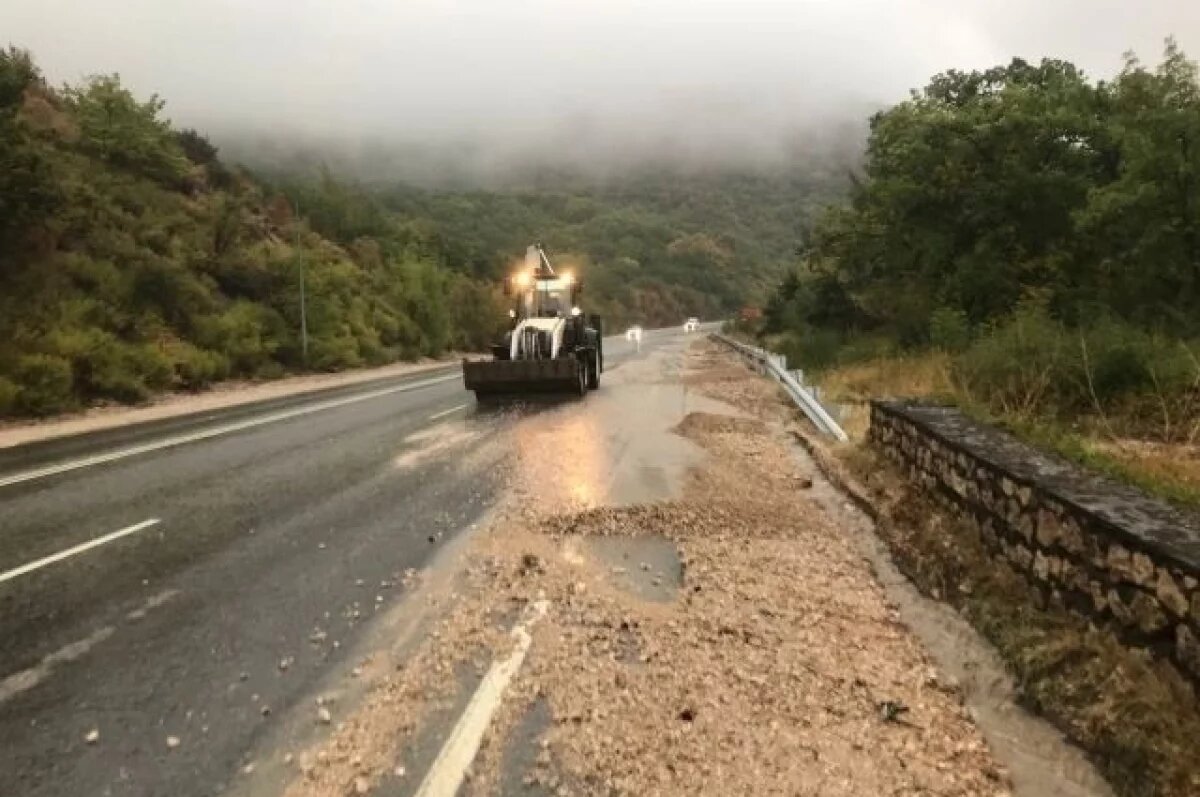    Как из ведра.