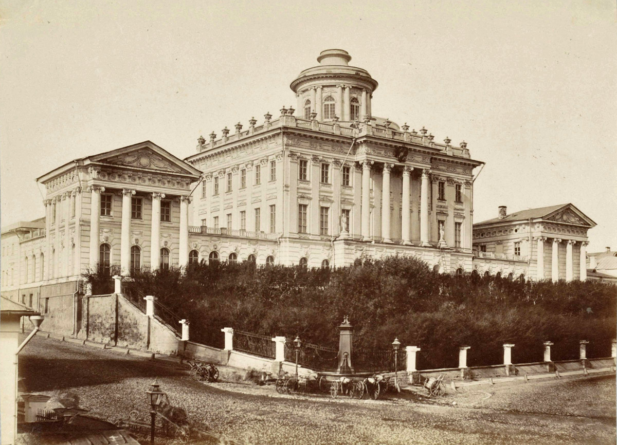 Дом Пашкова, в котором с 1861 г. располагался публичный Румянцевский музей и была библиотека.