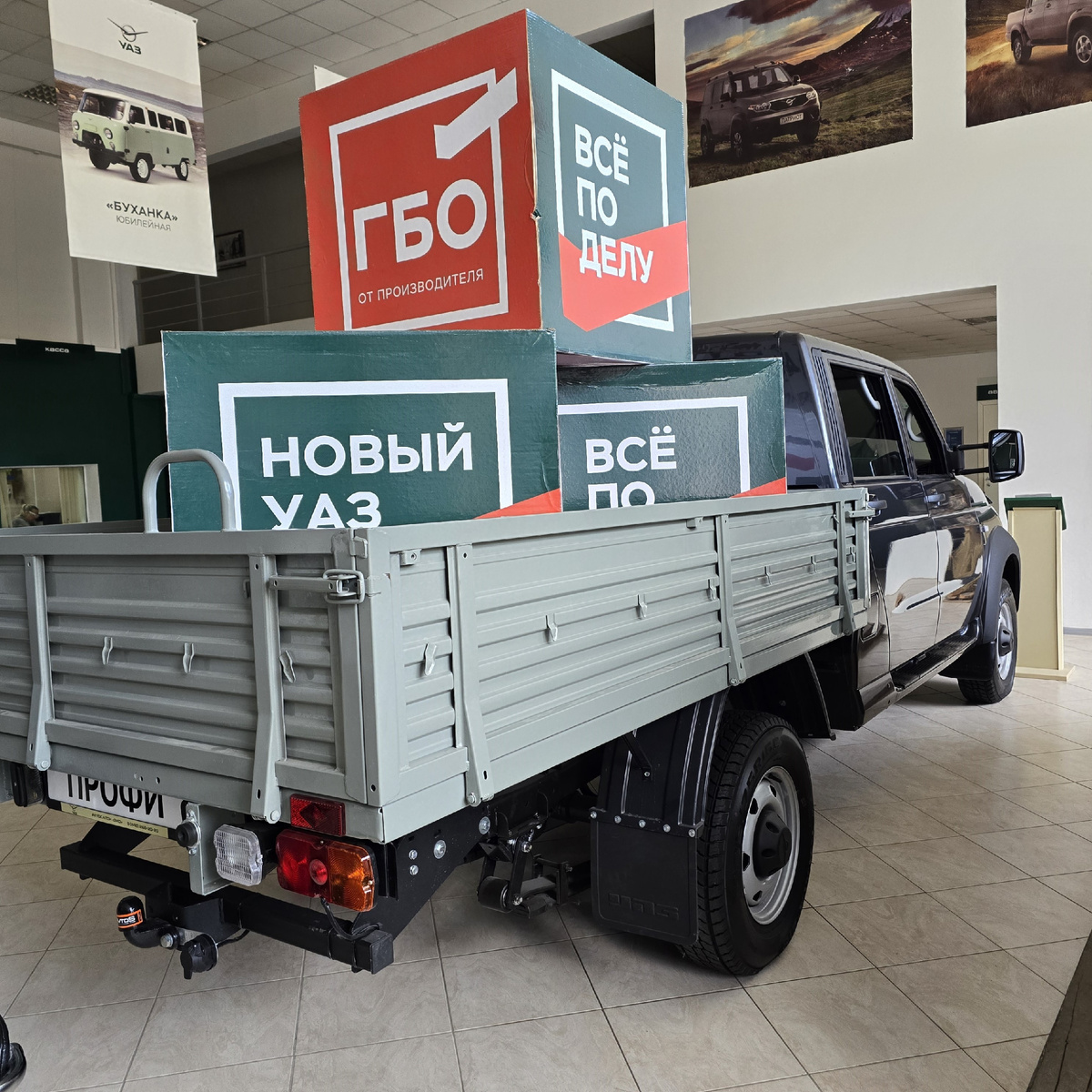 Автомобиль оснащён двухрядной кабиной окрашенной в цвет "Темно-серый металлик".