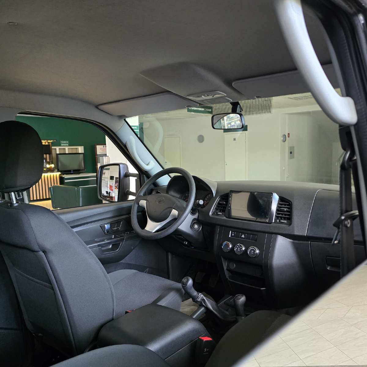 Две ручки на полу говорят о наличии полного привода. Это радует.