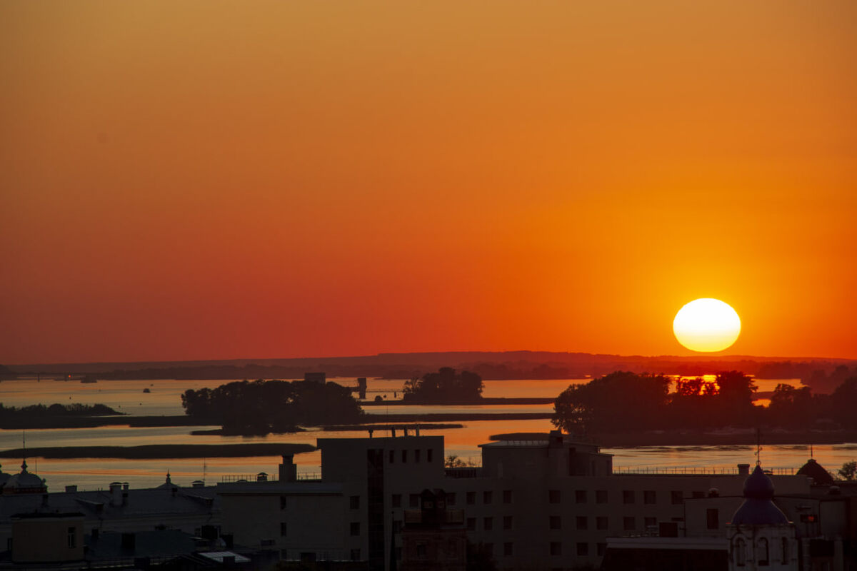 Деньги для Воды Ян представлены Солнцем или любым другим источником света (Огонь Инь), так что они практически неограничены и могут быть получены легко и без усилий.