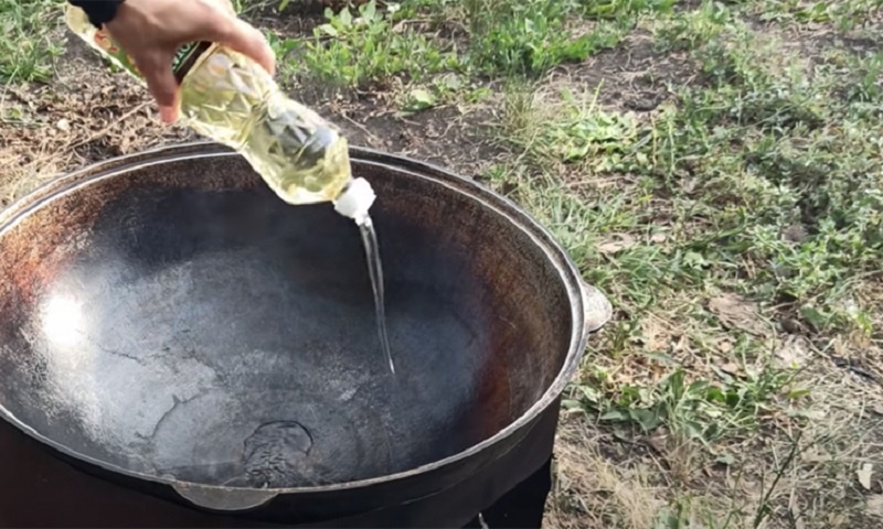 Курица с картофелем в казане на природе: рецепт, который собирает всех за столом
