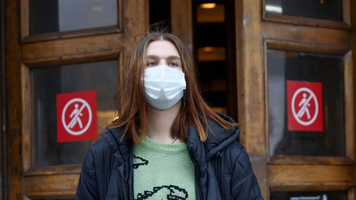    Девушка в медицинской маске. © АГН «Москва»