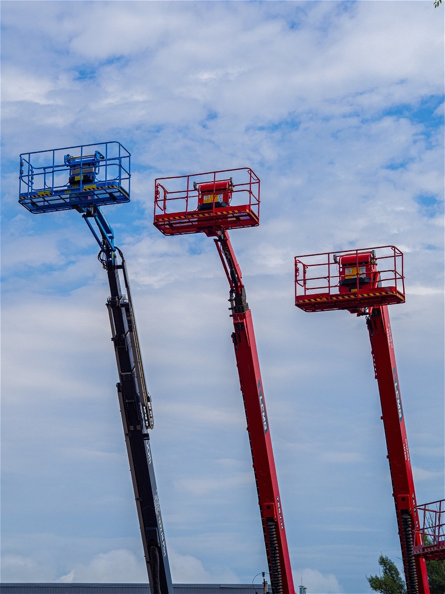 Полное руководство: чем ножничный отличается от коленчатого, на что смотреть при заказе, как рассчитать стоимость. Аренда надежной техники в Москве.