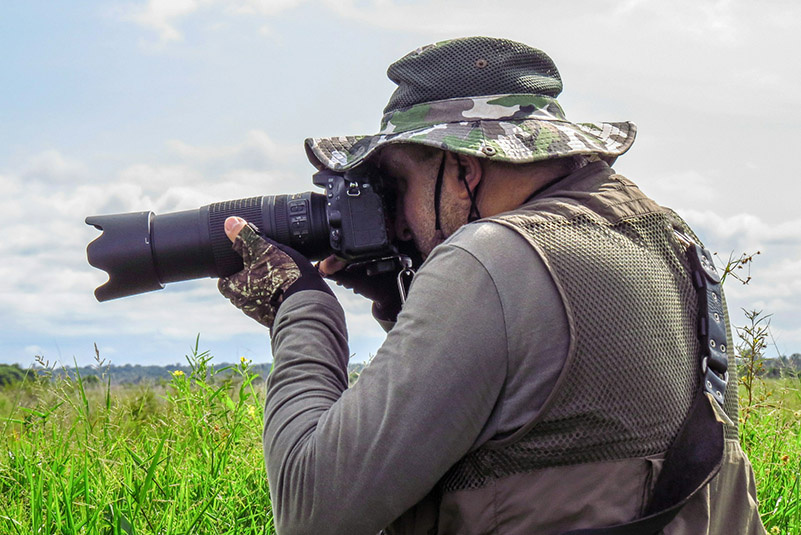 Типичный вид человека, увлечённого фотографированием птиц / Фото: unsplash.com