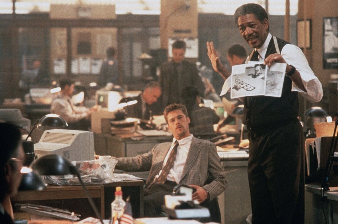 Брэд Питт и Морган Фримен в роли детективов Миллза и Сомерсета. Кадр: New Line Cinema