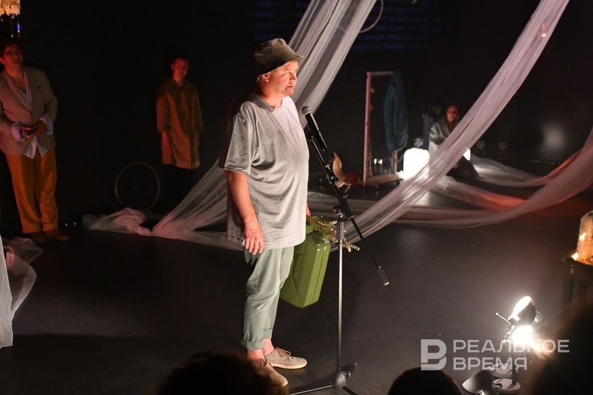    Денис Осокин (на фото) и Андрей Опарин продолжают работать и после спектакля «Луманзе» / «Снегурочка». Максим Платонов / realnoevremya.ru