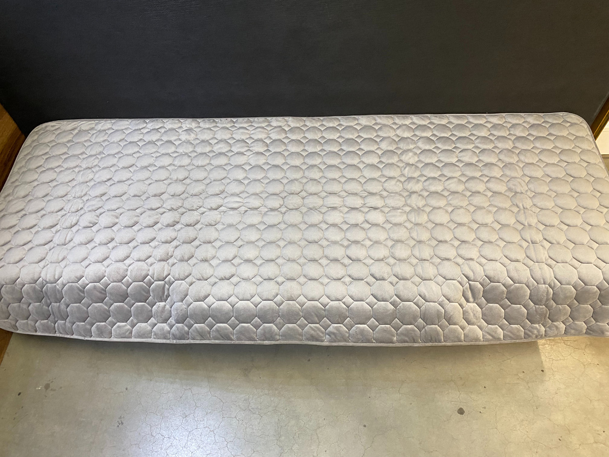 2_Накидка универсальная СПАЛБЕР для спальников грузовиков. Цвет светло-серый соты. Фото СПАЛБЕР.