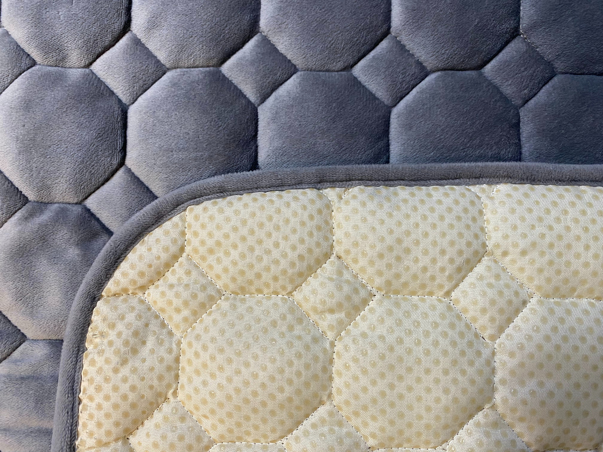 3_Накидка универсальная СПАЛБЕР для спальников грузовиков. Цвет светло-серый соты. Фото СПАЛБЕР.