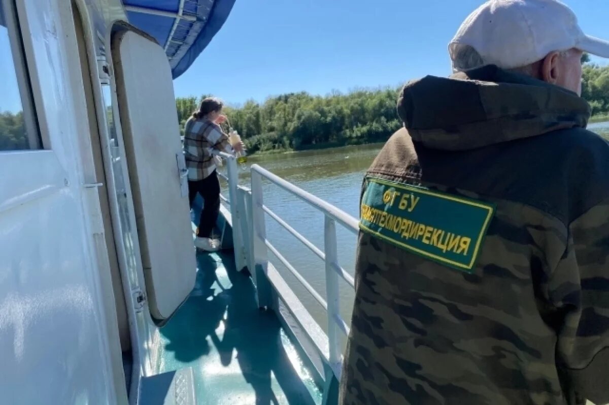    В Астраханской области на реке обнаружили огромное нефтяное пятно