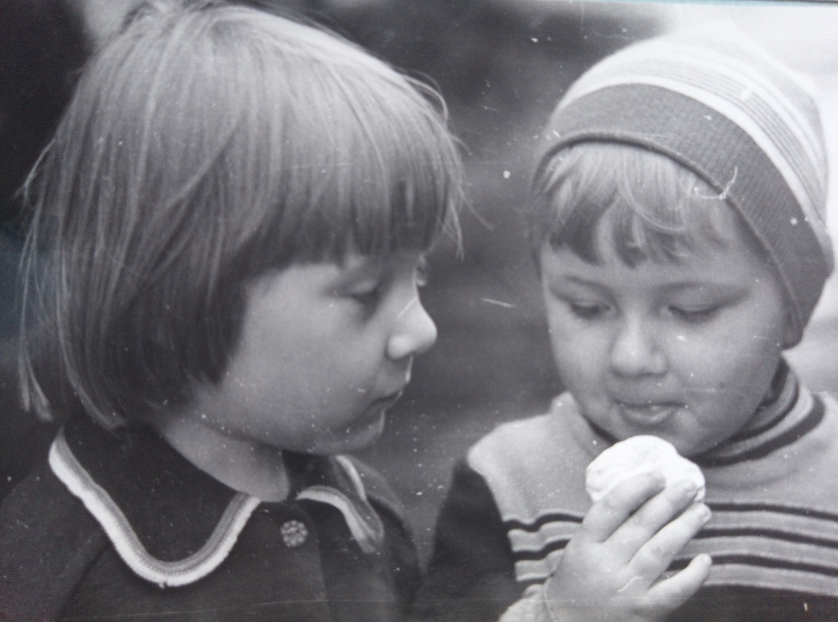 Мы с моей сестрой Галей в детстве