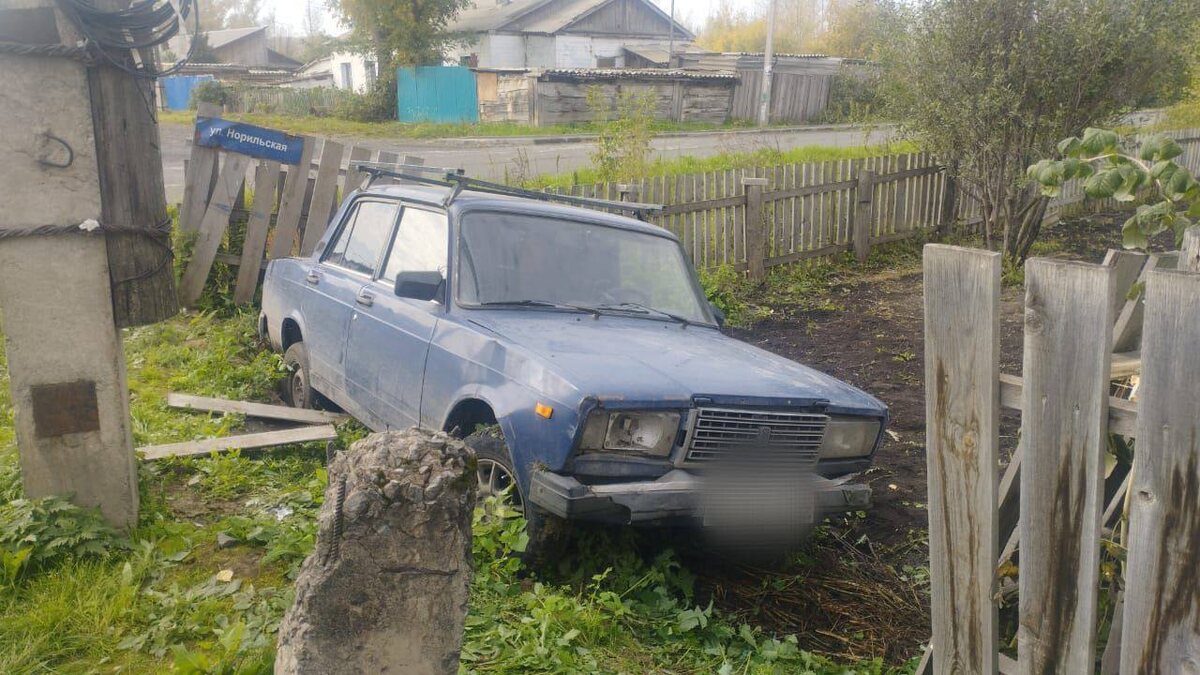     В Ачинске подросток решил покататься на родительской машине и врезался в забор