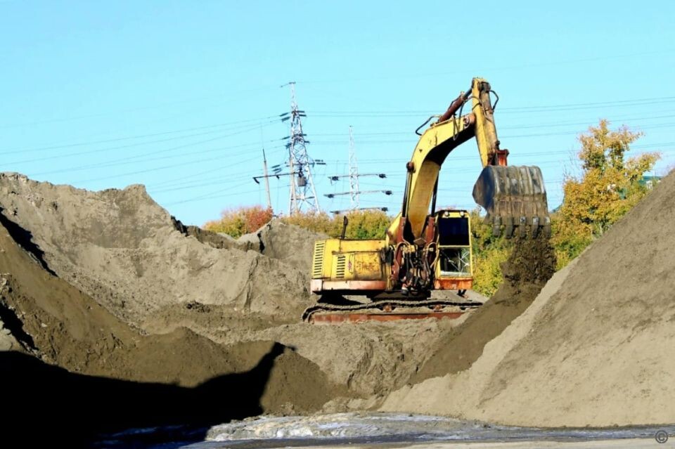    В МБУ "Автодорстрой" продолжают ремонт техники и заготовку реагентов к зимнему сезону. Источник: Администрация Барнаула