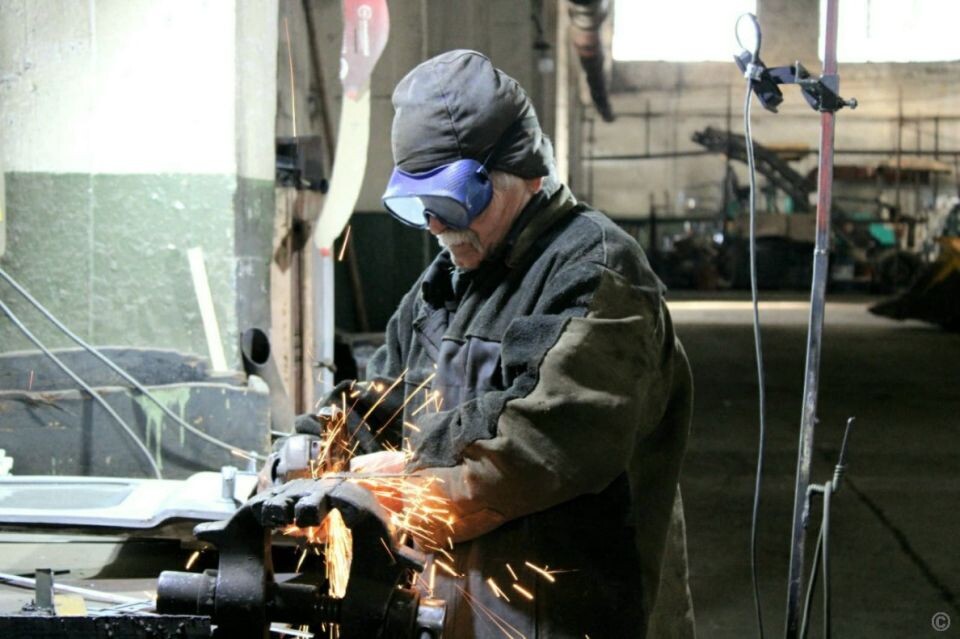    В МБУ "Автодорстрой" продолжают ремонт техники и заготовку реагентов к зимнему сезону. Источник: Администрация Барнаула