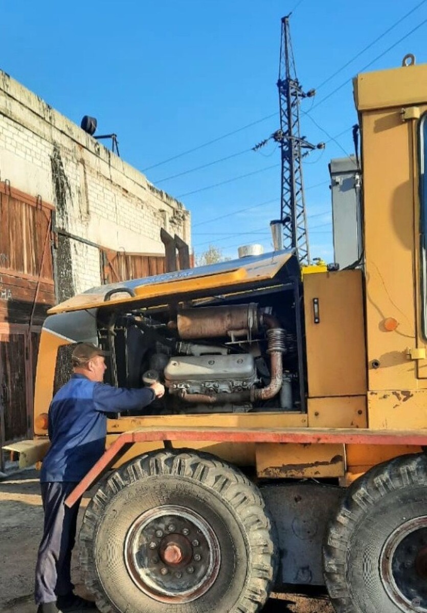    В МБУ "Автодорстрой" продолжают ремонт техники и заготовку реагентов к зимнему сезону. Источник: Администрация Барнаула