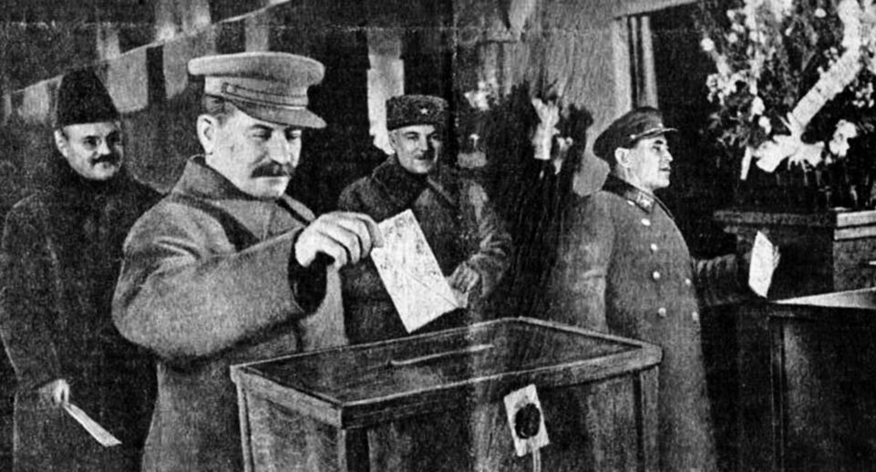    Сталин, Молотов, Ворошилов и Ежов голосуют на 58-м участке Ленинского избирательного округа гор. Москвы (дек. 1937) / Wikipedia.org