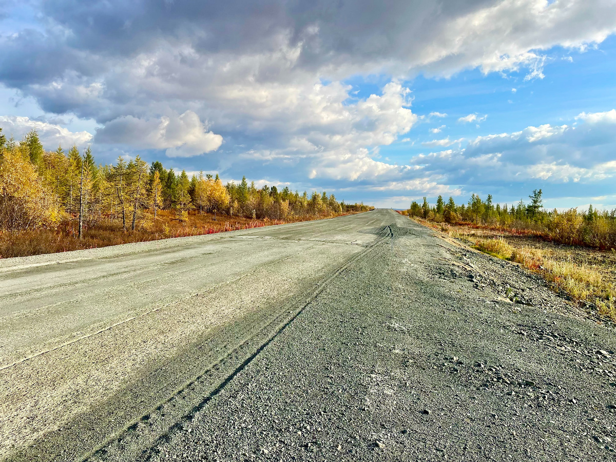 Дорога, ведущая за горизонт. Всё начинается отсюда, с щебня и ожиданий.