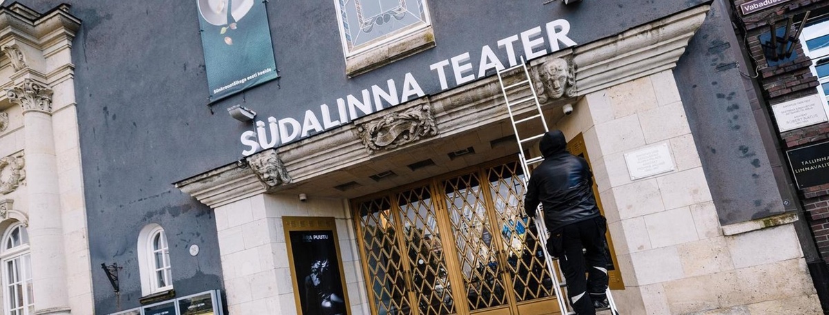    Смена вывески на здании бывшего Русского театра в Таллине, сентябрь 2025 года. Автор фото: Ken Mürk / ERR