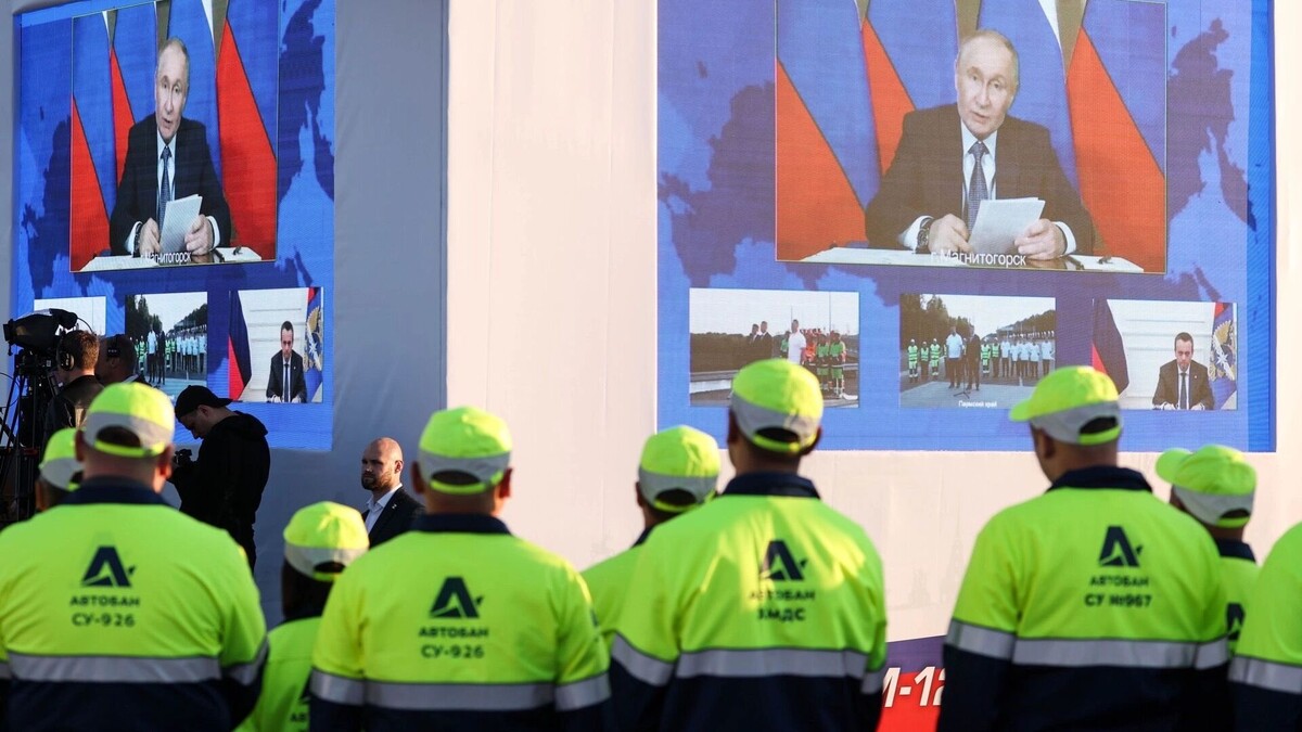 Путин: в июле ВВП РФ прибавил 0,4% в годовом выражении, а за семь месяцев текущего года прирост ВВП составил 1,1%. Вопрос — этого достаточно? Фото: Донат Сорокин, ТАСС