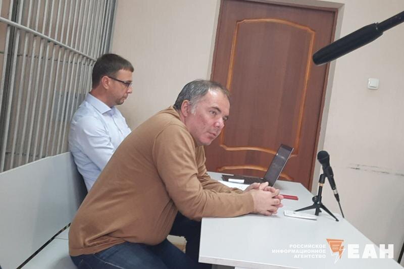    ЕАН / Экс-министр природы и имущества Оренбургской области Александр Самбурский и его адвокат в суде