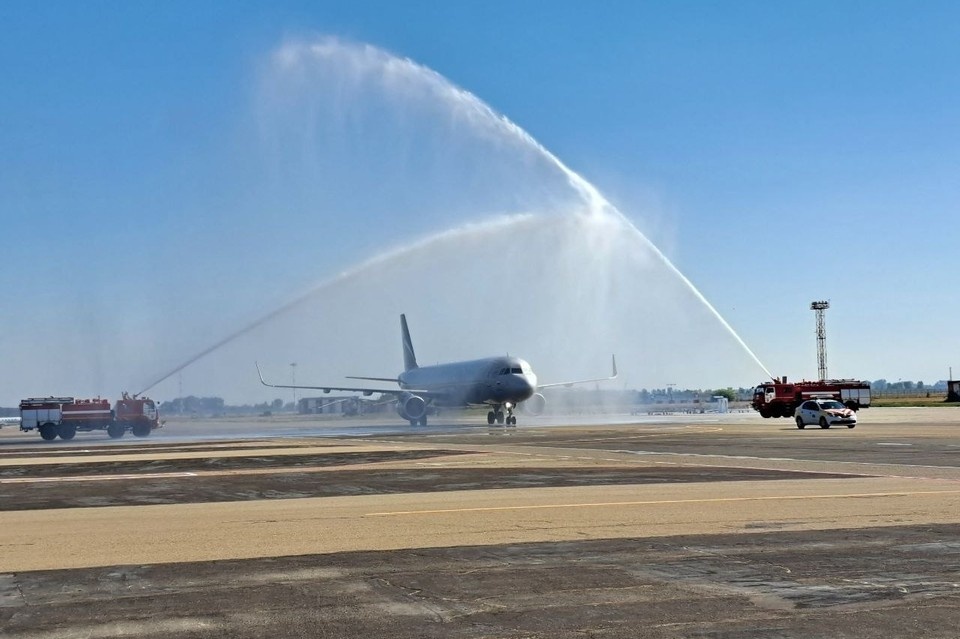    Самолет, прибывший из Москвы в Краснодар, окатили водой Галина КОПЫЛОВА
