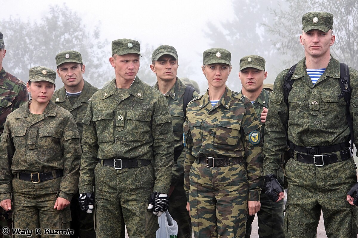 Люди в форме