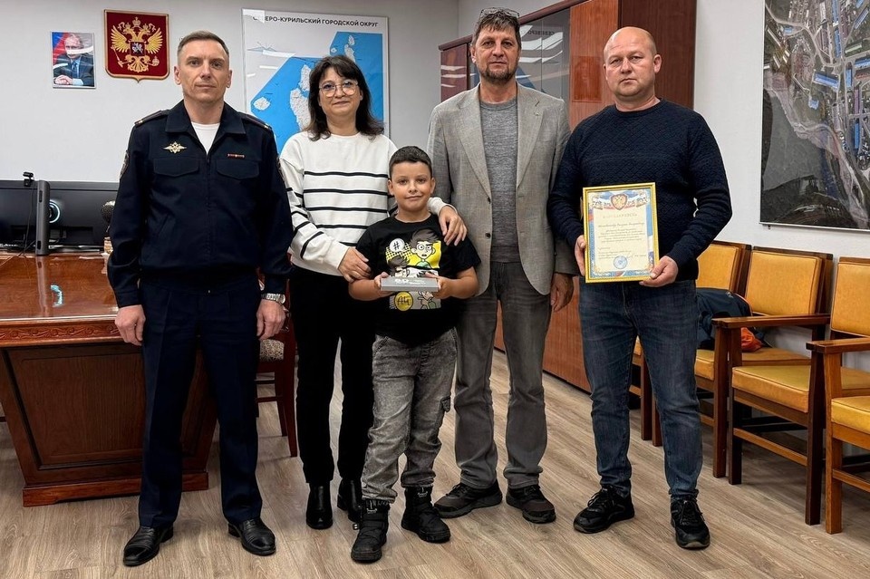    Мэр Северо-Курильска Александр Овсянников лично поблагодарил героя. Фото: Александр Овсянников