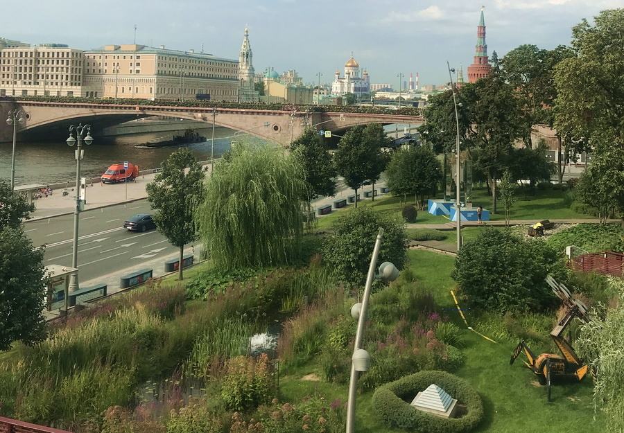 Парк Зарядье мне как-то не очень понравился. Наверное, я просто чего-то не понимаю