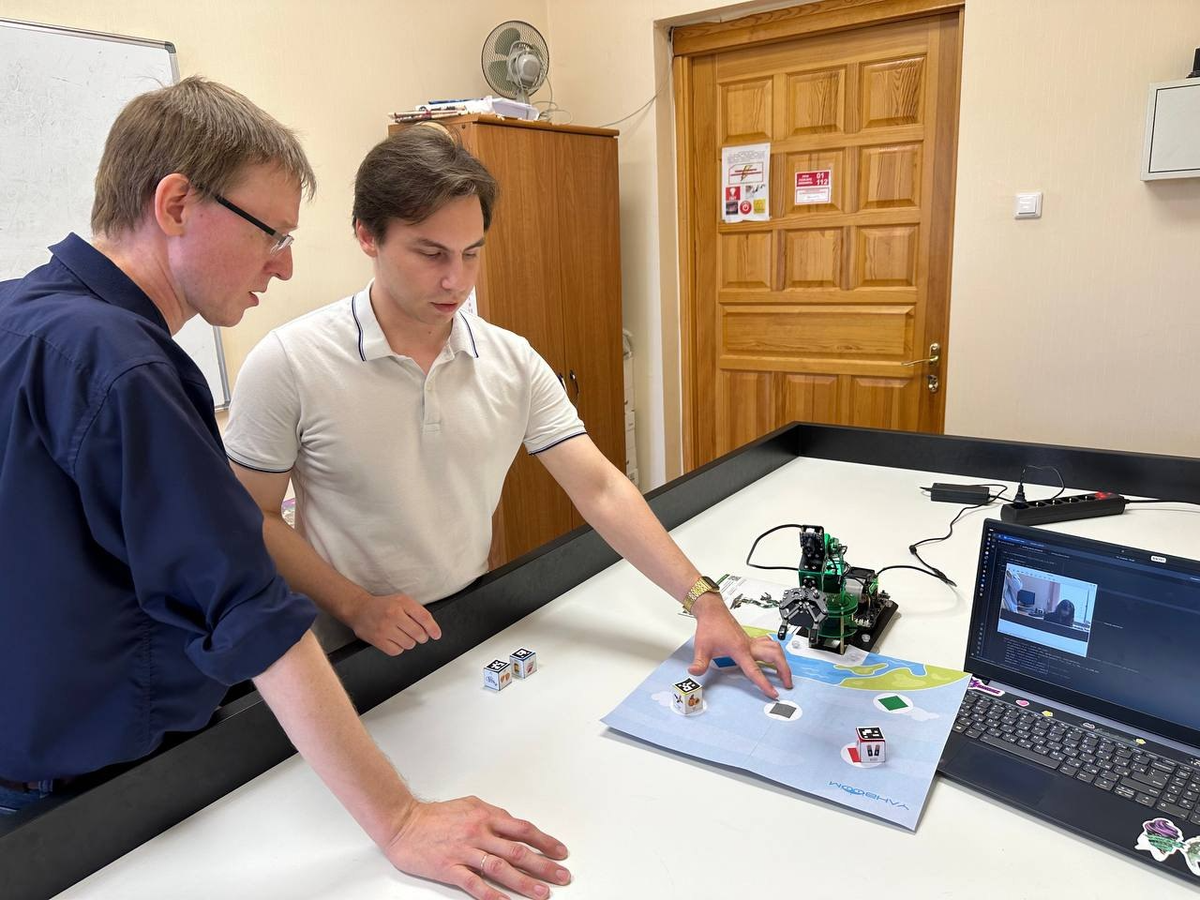 Сергей Иванов, старший преподаватель кафедры вычислительной механики и информационных технологий и Глеб Богданов, магистрант математического факультета ЧелГУ 