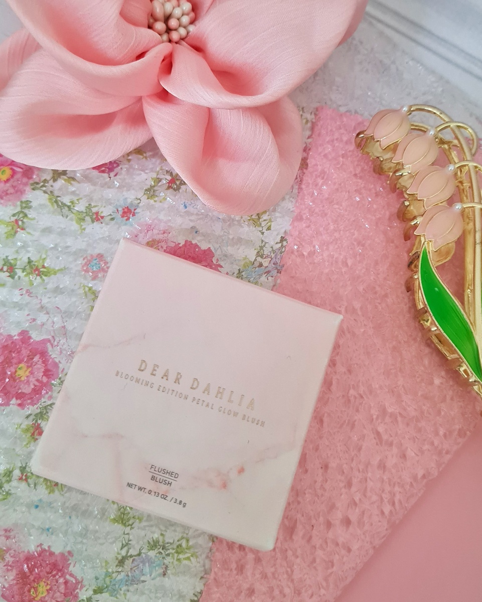 Румяна с эффектом сияния от бренда "Dear Dahlia" 